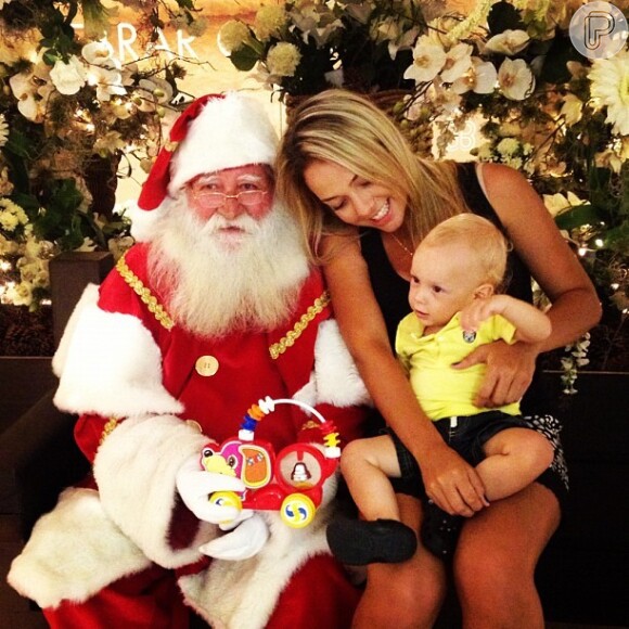 Davi Lucca posa pela primeira vez ao lado do Papai Noel, em 19 de dezembro de 2012, foto reproduzida do Instagram