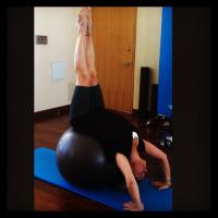 Giovanna Antonelli fica de cabeça para baixo durante exercícios de pilates