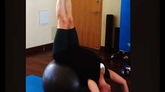 Giovanna Antonelli fica de cabeça para baixo durante exercícios de pilates