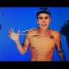 Justin Bieber ficou sem camisa no clipe 'Maejor Ali', do rapper Lolly