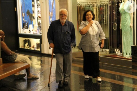 Manoel Carlos e sua esposa passeiam em um shopping. O autor recebeu sinal verde para escrever a sua última novela