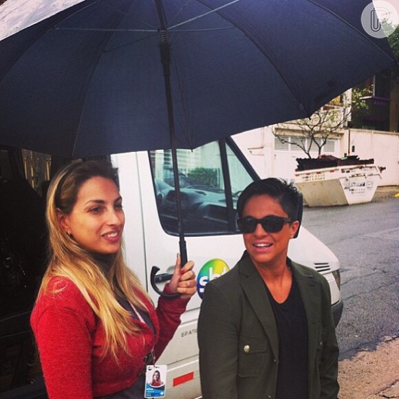 Thammy Miranda grava programa 'Famoso Quem' sob chuva em 19 de setembro de 2013