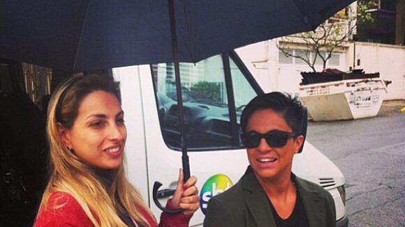 Thammy Miranda enfrenta chuva para gravar programa do SBT: 'Vamos que vamos'