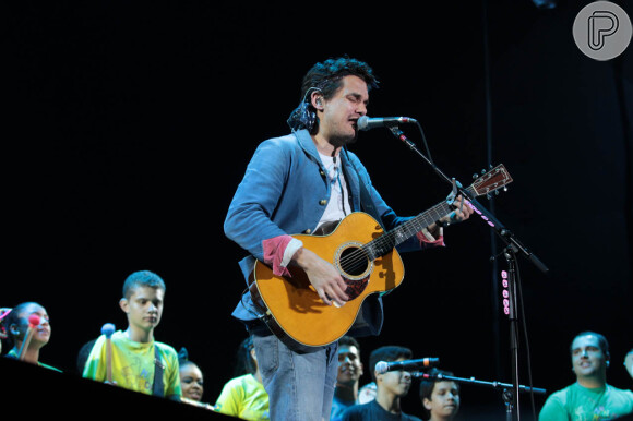 John Mayer começou a performance com a música 'No Such Thing', emendando com 'Wildfire', 'Half of My Heart' e 'Paper Doll'