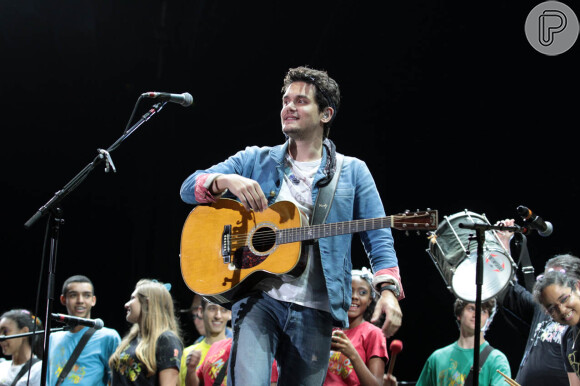 John Mayer entra no palco após introdução dos meninos da ONG Meninos do Morumbi, em São Paulo