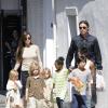 Brad Pitt e Angelina Jolie passeiam com os seis filhos: Maddox, de 11 anos, Pax, de 8, Zahara, de 7, Shiloh, de 6, e os gêmeos, Knox e Vivienne, de 4