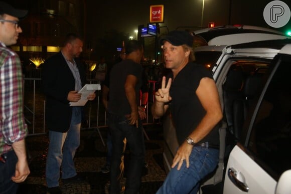 Jon Bon Jovi chegou de madrugada ao hotel e acenou para o fotógrafo que estava de plantão