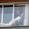 Jon Bon Jovi apareceu na sacadade hotel antes de se apresentar no Rock in Rio. O músico de 51 anos deu um 'olá' para os fãs que o aguardam na porta