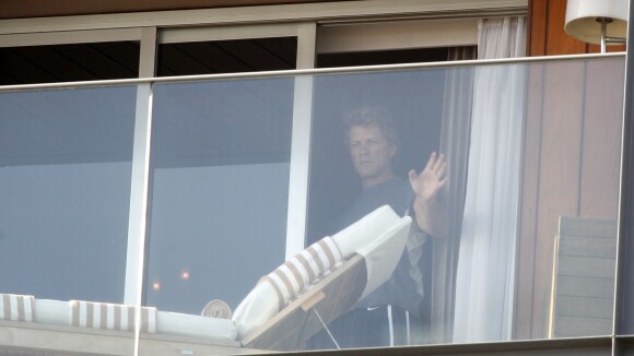 Rock in Rio: Jon Bon Jovi acena para os fãs na sacada de hotel antes de show