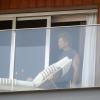 Jon Bon Jovi aproveitou a saída à sacada do hotel para curitr a vista da orla carioca
