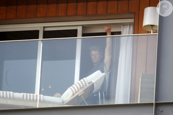 Jon Bon Jovi apareceu de regata e bermuda na sacada do hotel Fasano no Rio