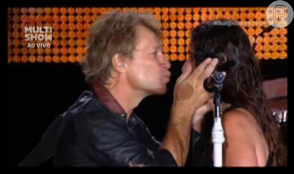 Rock in Rio: Bon Jovi aceita pedido de Rosana Guedes e dá selinho na fã