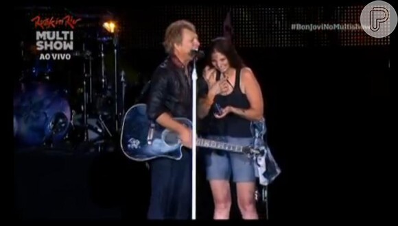 Rosana parece estar incrédula com a situação que protgoniza no Rock in Rio ao lado de Bon Jovi
