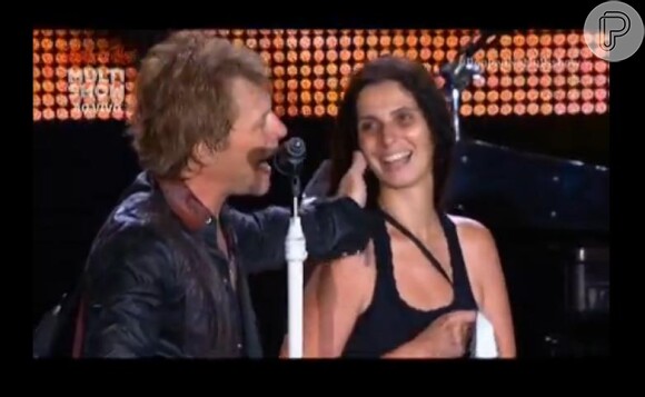 Bon Jovi faz um carinho no rosto de Rosana