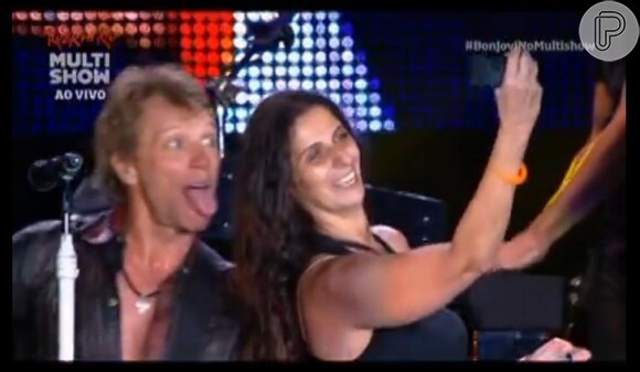 Bon Jovi faz graça para a câmera de Rosana