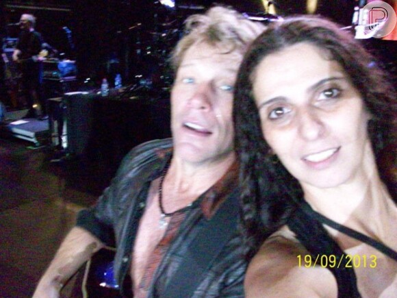 Mais uma foto que vai eternizar a grande noite de Rosana Guedes no palco do seu grande ídolo, Bon Jovi