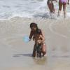 Daniele Suzuki comemora os 36 anos curtindio uma praia com o filho