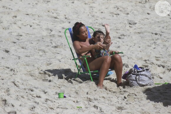 Mãe-coruja, ela brinca com o filhote na cadeira de praia