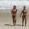 Exibindo corpos sarados, as duas atrizes chamaram a atenção na praia