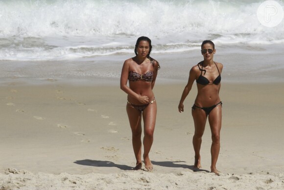 Exibindo corpos sarados, as duas atrizes chamaram a atenção na praia