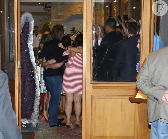 Jon Bon Jovi posa para foto com fãs no interior do restaurante em São Paulo