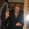 Jon Bon Jovi acena para os fotógrafos ao sair de restaurante em São Paulo neste sábado, 21 de setembro de 2013