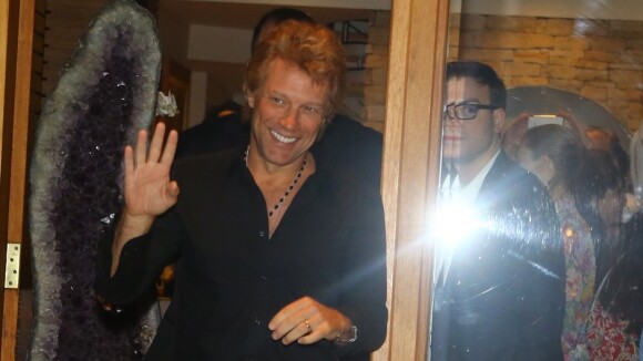 Integrantes do Bon Jovi atendem fãs após jantar em restaurante de São Paulo