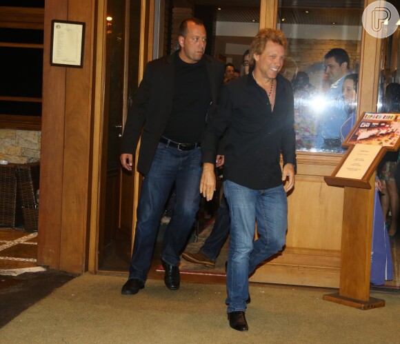 Jon Bon Jovi saiu do restaurante direto para o carro que o esperava