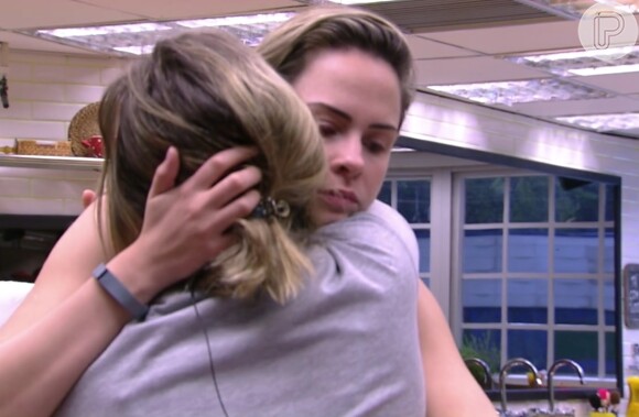 Ana Paula trocou abraços com Cacau após desistir de deixar o 'BBB16' nesta quinta-feira, 3 de março de 2016
