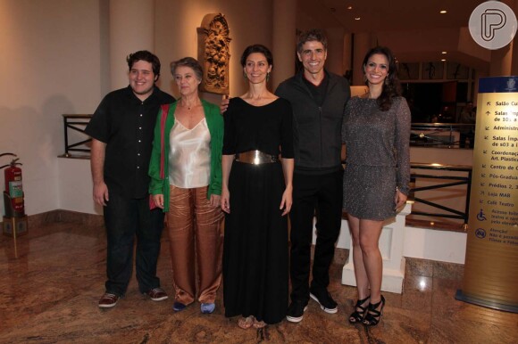 Reynaldo Gianecchini e Maria Fernanda Cândido posam com os colegas de elenco
