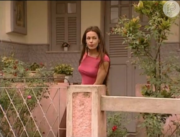 Carolina Ferraz saindo da residência de sua personagem, na novela 'Pecado Capital'