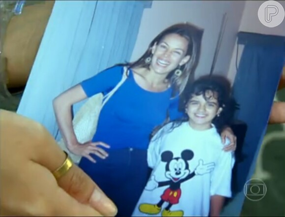 Ao chegar a casa, Carolina Ferraz foi surpreendida com uma foto ao lado de uma das moradoras