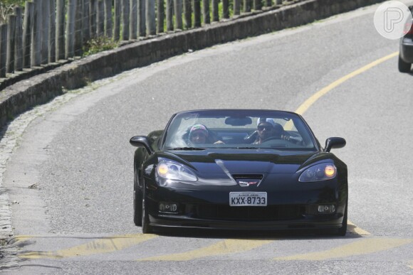 Anitta e o ator Victor Sparapane gravaram em um Corvette GSC conversível preto