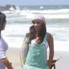 Anitta gravou seu novo clipe, 'Zen', na Prainha, usando um turbante na cabeça