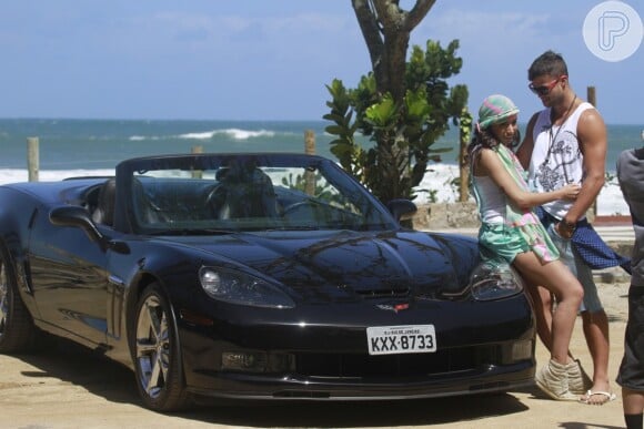 Anitta mostrou seu lado sexy nas gravações com o ator que viveu o Fera em 'Malhação' na última temporada