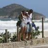 A dupla aguarda a orientação do diretor para dar continuidade às cenas na  Prainha, no Rio de Janeiro