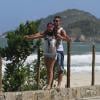 Anitta e Victor Sparapane simulam cenas de romance na praia do Rio