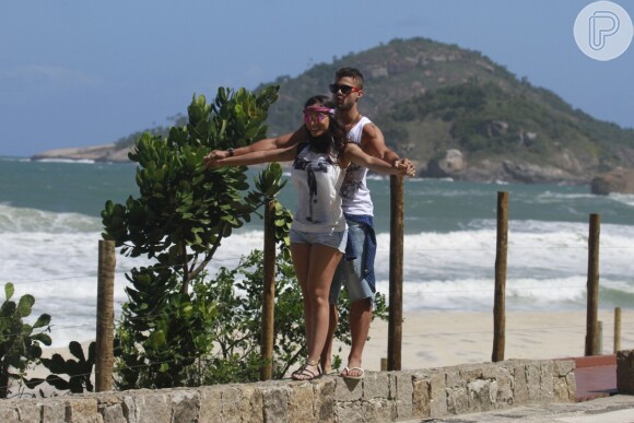 Anitta e Victor Sparapane simulam cenas de romance na praia do Rio