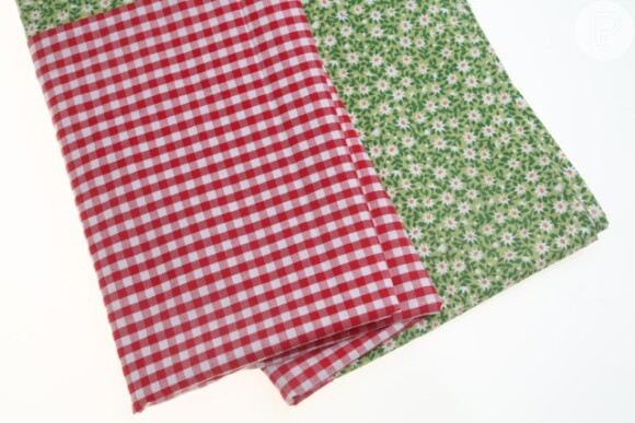 As toalhas de mesa eram de tecido sendo o tampo xadrez e a borda florida