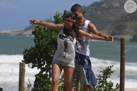 Anitta e Victor Sparapane gravam clipe da música 'Zen' na Zona Oeste do Rio de Janeiro com muitas cenas românticas