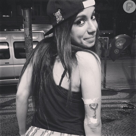 Anitta faz tatuagem no braço e publica foto no Instagram