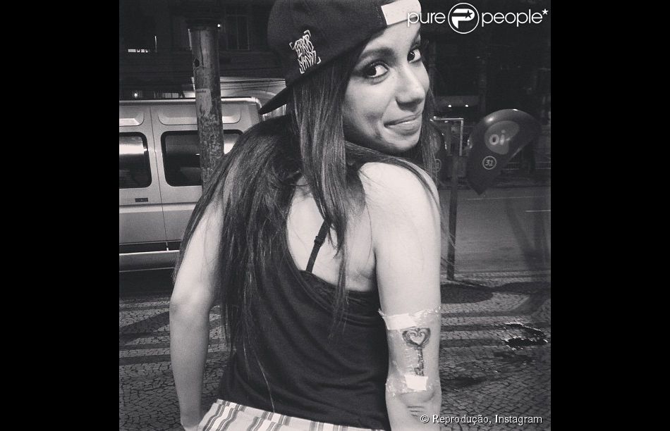 Anitta faz tatuagem no braço e publica foto no Instagram