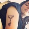 Anitta exibe sua nova tatuagem, feita em gravação de clipe