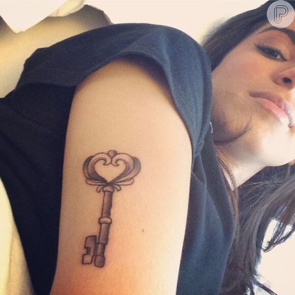 Anitta exibe sua nova tatuagem, feita em gravação de clipe