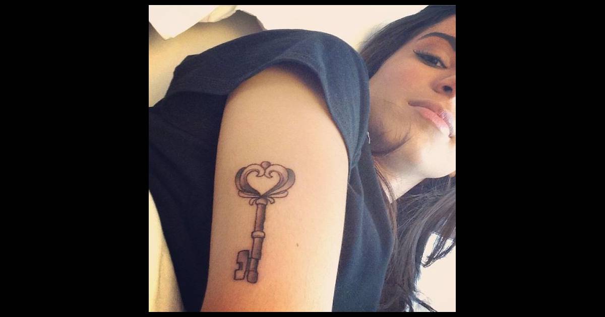 Anitta exibe sua nova tatuagem, feita em gravação de clipe ...