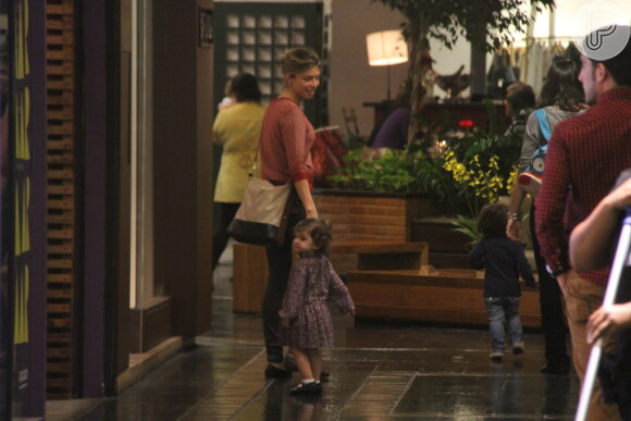 Grazi Massafera passeia com a filha, Sofia, em shopping do Rio