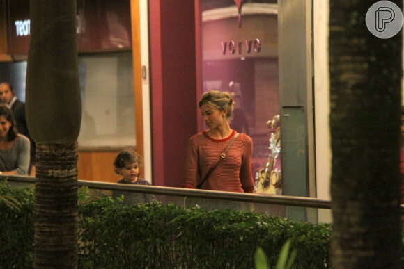Sofia caminha pelo banco do shopping sob o olhar de Grazi Massafera