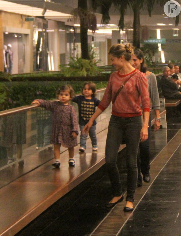 Grazi Massafera se diverte com a filha, Sofia, no shopping Fashion Mall, no Rio, em 29 de setembro de 2013