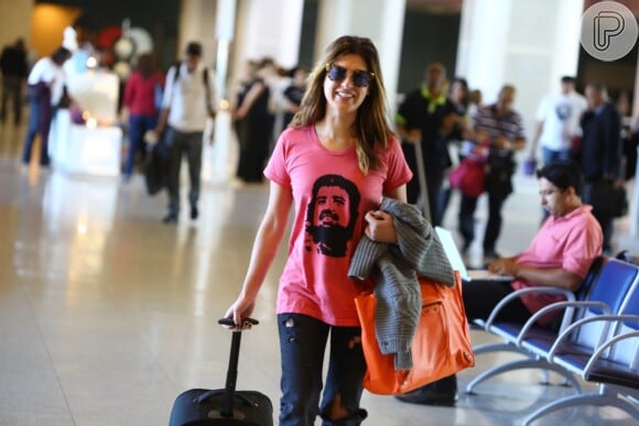 Simpática, Fernanda Paes Leme não se incomoda com o assédio dos paparazzi e sorri para o fotógrafo de plantão no aeroporto Santos Dumont, no Rio
