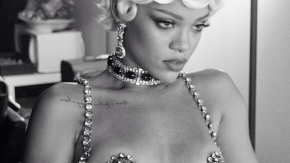 Rihanna aparece com figurino ousado em gravação de novo clipe, 'Pour it Up'